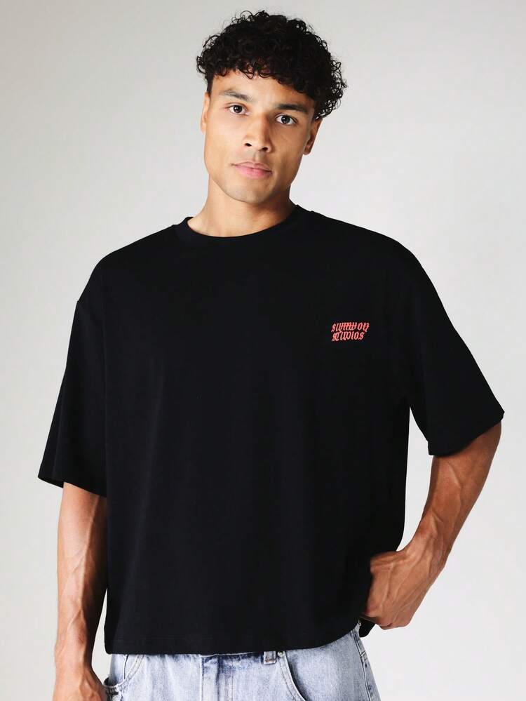 Camiseta Cropped Oversized com Impressão Gótica nas Costas, Turnê Mundial da Sociedade 2023