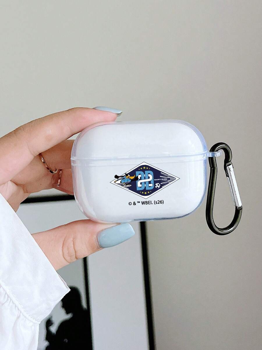 LOONEY TUNES X SHEIN 1個 Looney Tunes 達菲鴨雙面印花足球 AirPods 保護殼，透明亮面飾面，一側印有經典「LOONEY TUNES」字樣，另一側印有達菲鴨足球圖案，附便利登山扣掛環。全包覆防震保護，適合卡通愛好者與 Looney Tunes 粉絲的完美禮物。相容 AirPods 1/2/3/4/Pro/Pro 2/Pro 3，耳機配件，快速出貨。 - 無色 - 查看 1