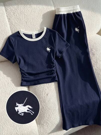 SHEIN Bộ đồ 2 món cho bé gái tuổi teen - Áo thun và quần dệt kim thêu họa tiết phối màu xanh dương và trắng.