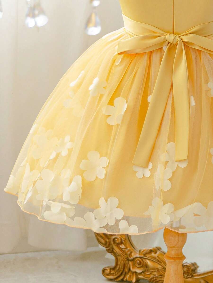 SHEIN Glamorique Kids 小女孩公主洋裝,花童禮服,生日派對婚禮節日正式洋裝,緞面布料,無袖,芥末黃,多層薄紗裙,後背繫帶蝴蝶結,夏季洋裝 - 芥末黃 - 查看 1