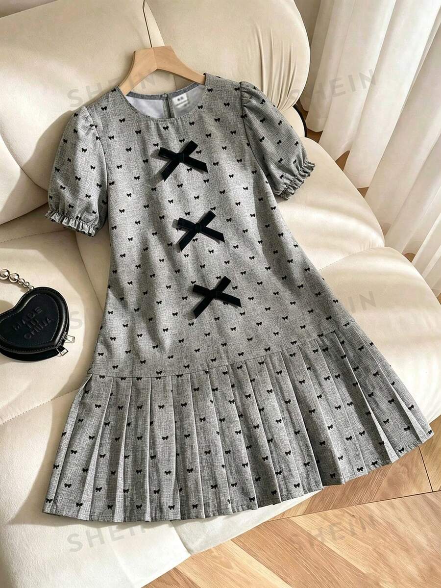 女童甜美时尚优雅连衣裙,蝴蝶结印花拼接褶裥下摆,饰以3D蝴蝶结,圆领灯笼袖,尽显淑女风范,适合度假、休闲外出、节日派对等场合。 - 灰色 - 查看 1