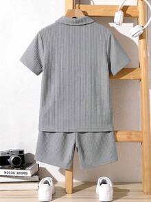 SHEIN 2件套儿童/青少年男童休闲宽松插肩袖纯灰色华夫格纹polo衫和短裤套装，适合通勤、上学、日常休闲、运动、春夏穿着。 - 灰色 - 查看 3