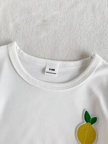SHEIN Playful Pals 2件裝女嬰白色圓領短袖T恤搭配刺繡檸檬裝飾 + 鬆緊腰寬腿褲，休閒清新水果檸檬貼布印花套裝，適合夏季日常出遊、上學、購物、旅行、公園玩耍以及各種室內外場合 - 黃色 - 查看 5