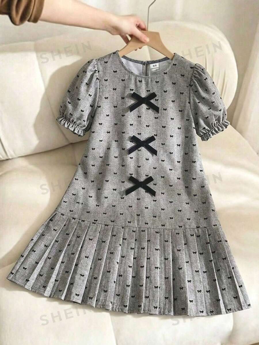 SHEIN 波点、夏季、波西米亚风、薄纱、度假、柔软、蓬松连衣裙、蕾丝、女孩甜美时尚优雅春夏连衣裙，蝴蝶结印花拼接褶裥下摆配3D蝴蝶结装饰，圆领灯笼袖，优雅淑女风，适合度假、休闲外出、节日派对等场合。