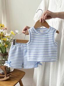 SHEIN Conjunto de top sin mangas texturizado azul y pantalones cortos a cuadros azules para bebé niña, decorado con lazo azul, conjunto esencial para uso diario - Azul - Ver 3