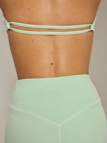 Aralina Conjunto de ropa deportiva con top corto ajustado de cuello halter fruncido y shorts de ciclista de cintura alta elásticos - Verde - Ver 5