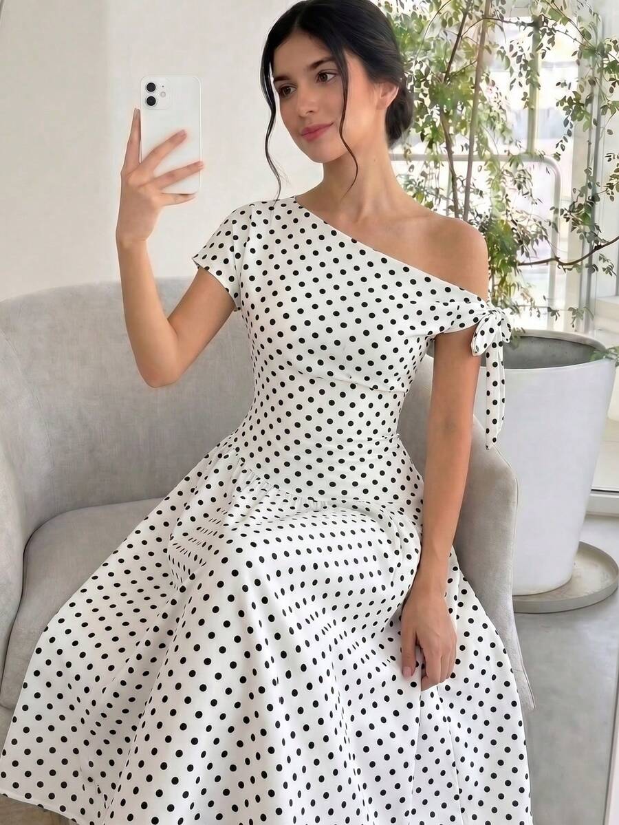 SHEIN 青少年女孩休閒日常百搭舒適修身不對稱肩波點印花收腰洋裝 - 黑與白 - 查看 1