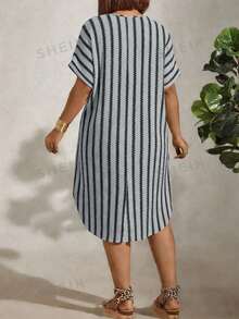 Linhara CURVE Đầm dệt kim jacquard cỡ lớn dành cho nữ, kiểu dáng cổ điển phối màu sọc, tay ngắn, cổ tròn, vai rớt, vạt cong, thoải mái và dễ chịu cho mặc hàng ngày, dài đến đầu gối. - Màu xanh nhạt - Xem 2