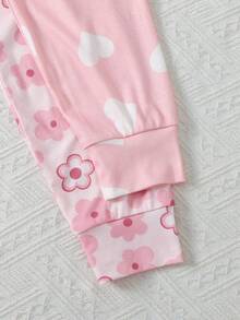 SHEIN 青少年女孩休閒簡約修身舒適圓領短袖長褲居家服套裝，4件組，甜美可愛愛心印花、花卉印花，適合春夏，青少年女孩 - 淺粉色 - 查看 5
