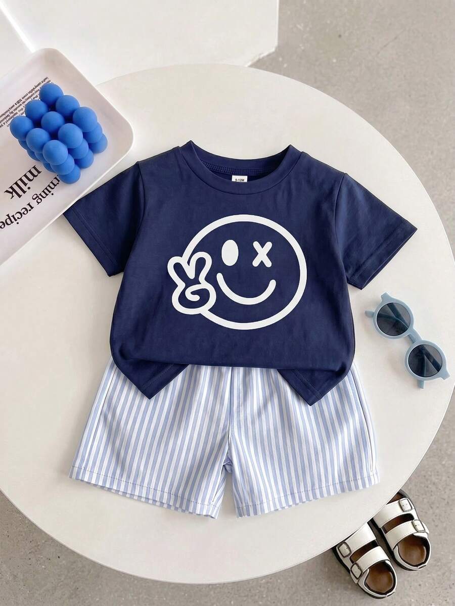 SHEIN Playful Pals 2件/套男嬰夏季度假臉部圖案圓領藍色短袖T恤與條紋鬆緊腰短褲套裝，嬰兒與幼童服裝，男嬰臉部T恤套裝，夏季穿搭，適用於6M-3T，海灘度假風，休閒度假風