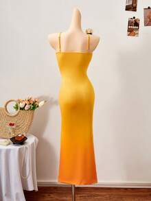 Đầm hai dây dành cho thiếu nữ, với gam màu ombre vàng sang cam rực rỡ, điểm xuyết họa tiết hoa ly cam đỏ lớn, toát lên vẻ tươi vui của một kỳ nghỉ nhiệt đới. Kiểu dáng ôm sát tối giản với phần chân váy xòe bồng bềnh tôn dáng, cho phép cử động thoải mái trong những chuyến đi chơi mùa hè, những chuyến đi biển hoặc mặc hàng ngày. - Màu vàng - Xem 2