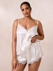 SHEIN BAE CURVE 蕾丝边缎面吊带背心和短裤睡衣套装/睡衣套装白色套装 - 白色 - 查看 1