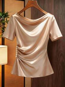 SHEIN Franclia 新款女裝系列：優雅性感，適合辦公室、度假、海灘、通勤、浪漫場合、宴會、派對、生日派對、音樂會、情人節和嘉年華。女款夏季新品香檳色緞面荷葉領短袖珍珠上衣，獨特設計，修身顯腰，優雅百褶。適合女性外出、夏季休閒穿搭等。香檳色上衣，優雅女裝風格，適合通勤。 - 香檳色 - 查看 3