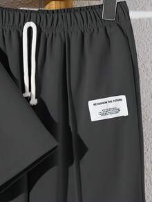 SHEIN 2 pièces Ensemble de t-shirt col rond kaki et pantalon pour garçon préadolescent, style sport décontracté, avec décoration rétro. Convient pour les tenues d'enfants, les vêtements de garçon pour la rentrée scolaire. Adapté pour les fêtes d'anniversaire, les soirées, les représentations, les mariages, les baptêmes, les cérémonies d'ouverture. Convient pour un usage quotidien, l'école, les voyages, les sports, les saisons de printemps et d'été. Fête des mères/Maman et moi - Gris foncé - Voir 6