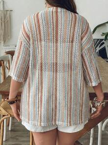 SHEIN CURVE+ Kích cỡ US22 (dành cho người có thân hình đầy đặn) Thích hợp cho lễ hội âm nhạc, kỳ nghỉ bên bờ biển, phong cách Bohemia. Bộ 2 món gồm áo kimono tay cánh dơi kẻ sọc và quần short dáng rộng dành cho nữ. - Đen và trắng - Xem 3