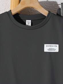 SHEIN 2 pièces Ensemble de t-shirt col rond kaki et pantalon pour garçon préadolescent, style sport décontracté, avec décoration rétro. Convient pour les tenues d'enfants, les vêtements de garçon pour la rentrée scolaire. Adapté pour les fêtes d'anniversaire, les soirées, les représentations, les mariages, les baptêmes, les cérémonies d'ouverture. Convient pour un usage quotidien, l'école, les voyages, les sports, les saisons de printemps et d'été. Fête des mères/Maman et moi - Gris foncé - Voir 4
