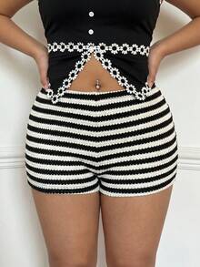 SHEIN PETITE CURVE Quần short nữ cỡ lớn, chất liệu dệt kim kẻ sọc, cạp thấp, dáng ôm sát, siêu ngắn, thích hợp mặc nhà, quần legging nữ, quần short nữ mùa thu. - Đen và trắng - Xem 8