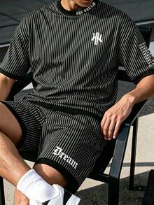 Manfinity Homme Bộ đồ nam gồm áo thun ngắn tay in chữ và sọc, quần short, kiểu dáng thường ngày. - Nhiều màu - Xem 2