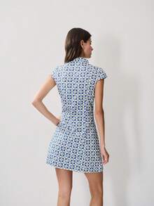 Nöista Váy sườn xám ngắn phong cách Trung Hoa bằng denim với họa tiết hình học xanh trắng và các chi tiết truyền thống như vạt chéo và nút thắt nút Trung Hoa. Phù hợp mặc hàng ngày, đi làm, dự tiệc, đi chơi và lễ hội vào mùa xuân và mùa hè. Là một bộ trang phục thường ngày thoải mái, nó kết hợp vẻ đẹp truyền thống với lối sống đô thị hiện đại. - Màu xanh lam - Xem 3