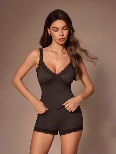 Lazeform Bộ đồ ngủ 2 mảnh kiểu Mỹ tối giản, áo hai dây cổ chữ V viền ren và quần short, màu trơn.