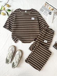 SHEIN 青少年女孩字母印花條紋短袖T恤與長褲休閒套裝 - 咖啡棕 - 查看 4
