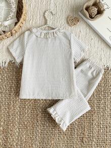 SHEIN Bộ đồ mùa hè cho bé gái gồm 2 món, kiểu dáng thời trang, tươi tắn, thanh lịch, màu mơ kẻ caro, cổ Peter Pan, áo khoác ngắn tay và quần dài có bèo nhún. - Màu be - Xem 2