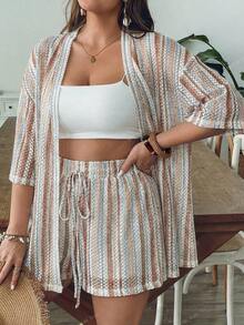 SHEIN CURVE+ Kích cỡ US22 (dành cho người có thân hình đầy đặn) Thích hợp cho lễ hội âm nhạc, kỳ nghỉ bên bờ biển, phong cách Bohemia. Bộ 2 món gồm áo kimono tay cánh dơi kẻ sọc và quần short dáng rộng dành cho nữ. - Đen và trắng - Xem 5