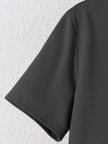 SHEIN 2 pièces Ensemble de t-shirt col rond kaki et pantalon pour garçon préadolescent, style sport décontracté, avec décoration rétro. Convient pour les tenues d'enfants, les vêtements de garçon pour la rentrée scolaire. Adapté pour les fêtes d'anniversaire, les soirées, les représentations, les mariages, les baptêmes, les cérémonies d'ouverture. Convient pour un usage quotidien, l'école, les voyages, les sports, les saisons de printemps et d'été. Fête des mères/Maman et moi - Gris foncé - Voir 5