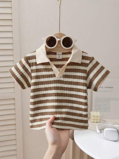 SHEIN LMoss Kids 可爱休闲条纹纹理 Polo 衫，男女宝宝皆宜，适合夏季居家、外出和旅行穿着。