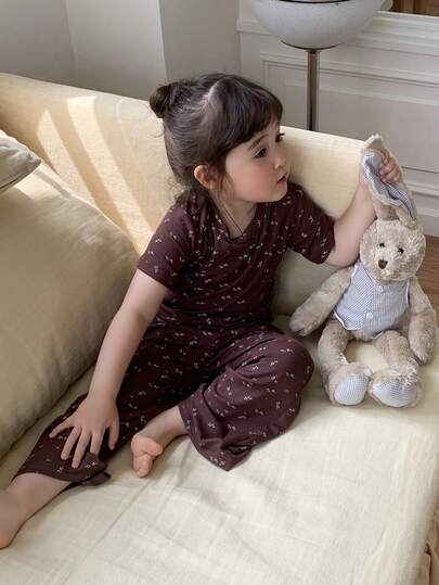 DAZY Bộ đồ ngủ 2 món thoải mái cho bé gái, gồm áo thun ngắn tay và quần legging in họa tiết toàn thân.