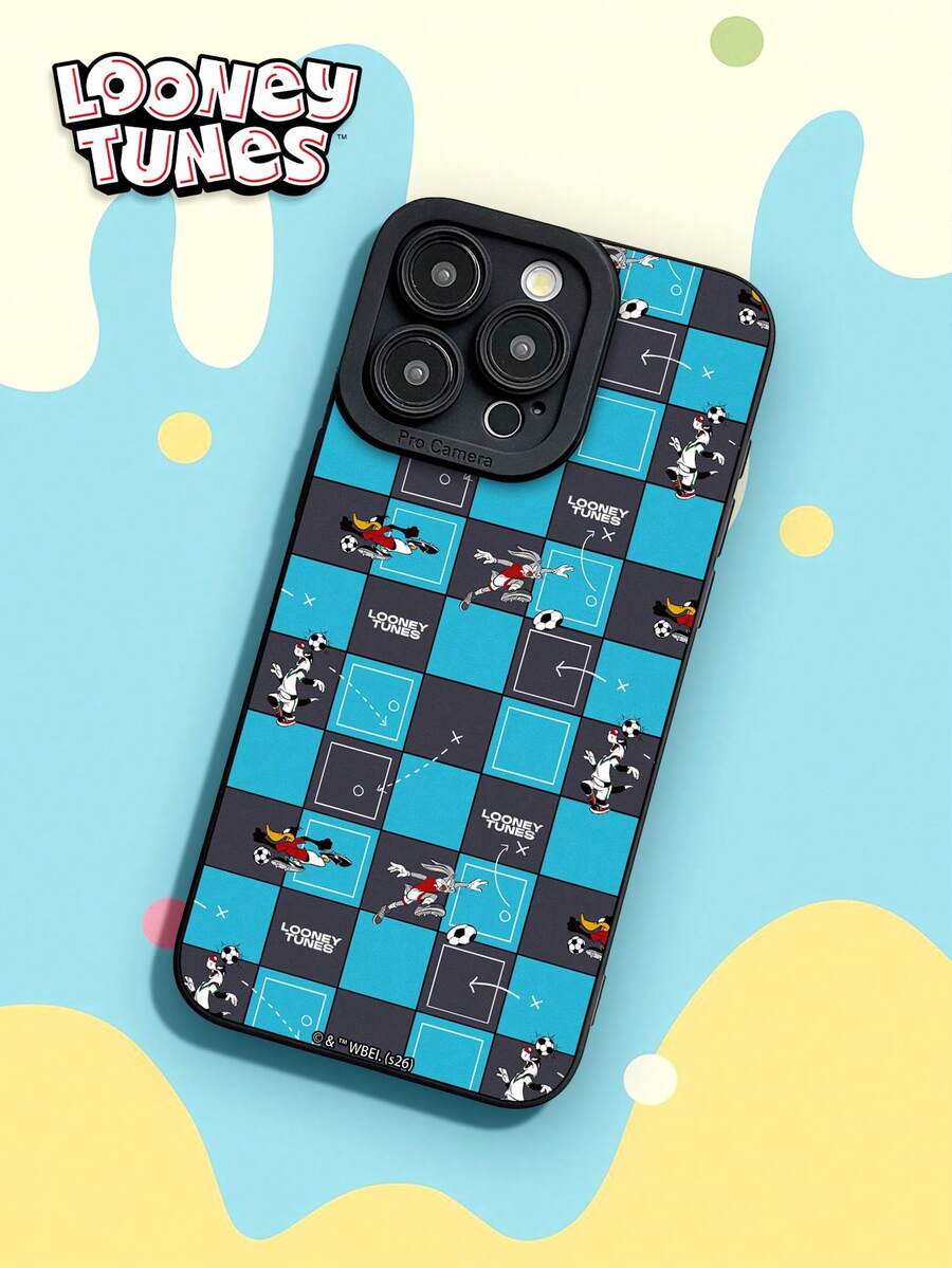 LOONEY TUNES X SHEIN 1件 Looney Tunes 足球棋盤格手機殼,配黑色相機防撞邊框,全機身 Looney Tunes 足球隊棋盤格圖案與經典 "LOONEY TUNES" Logo。全包覆防震保護,適合卡通愛好者與 Looney Tunes 粉絲的完美禮物。相容 iPhone 與 Galaxy 手機殼,手機配件,快速出貨。 - 黑色 - 查看 1