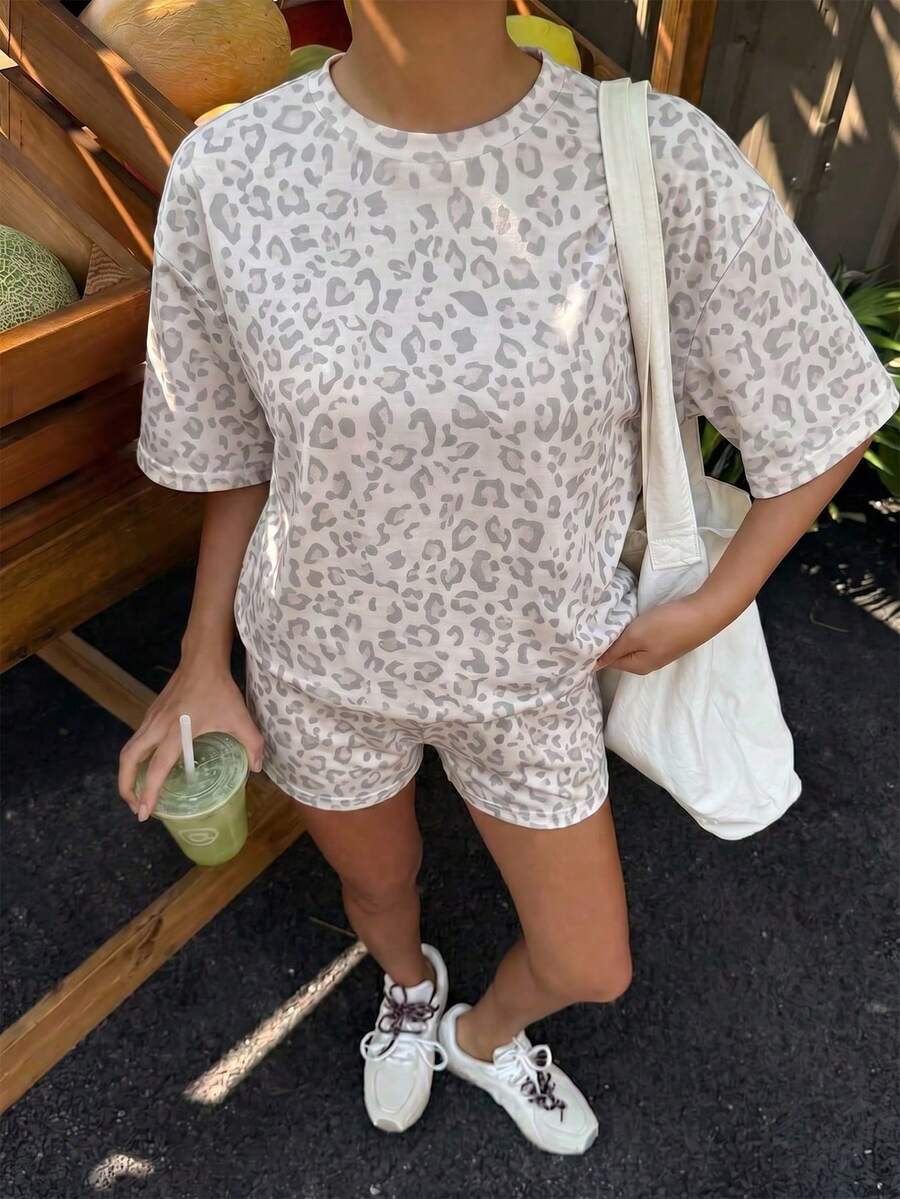 少女数码豹纹短袖短裤套装,休闲舒适,适合春夏穿着,时尚百搭,可用于户外活动、野餐、街头摄影、居家、上学、节日庆典、送礼、日常穿着。 - 彩色 - 查看 1