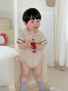 Dazy Kids Áo liền quần cho bé trai cổ ve áo, hai túi, cài nút, kiểu dáng thường ngày - Màu be - Xem 4