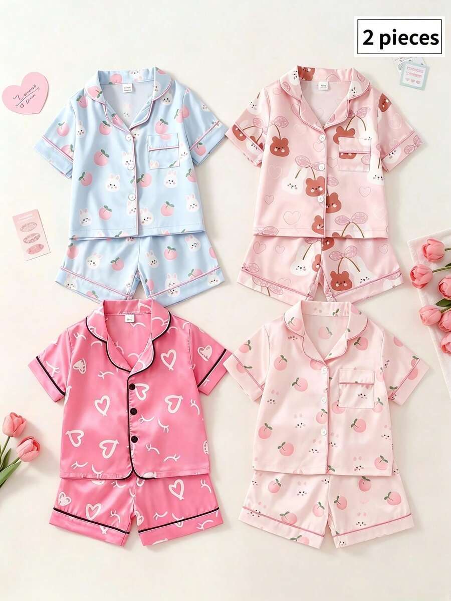 SHEIN 2套女嬰甜美清新睡衣,包含短袖翻領開襟上衣與配套短褲,採用光滑柔軟緞面感面料。這款舒適的夏季居家服印有可愛淡粉色配藍色點綴的卡通兔子與桃子圖案,時尚休閒的睡衣女嬰服飾 - 藍色 - 查看 1