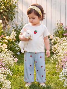 SHEIN Vintaside Kids 女嬰兩件套，包含一件清新甜美、柔軟可愛的藍白圓領短袖T恤上衣和直筒長褲。設計時尚簡約舒適，呈現鄉村風格。採用梭織與針織面料，版型寬鬆。上衣正面飾有卡通草莓印花，長褲全身滿印同款草莓圖案。適合上學、通勤、休閒或家庭時光穿著。 - 藍色 - 查看 5