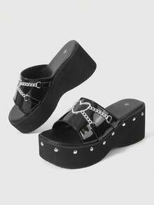 ROMWE Grunge Punk Sandal cao gót nữ đế bánh mì tăng chiều cao 2026 mẫu mới, PU tối màu, đính xích tình yêu, phong cách sang chảnh, gót cao muffin, phối chân váy, dép siêu hot cho nữ mặc mùa hè - màu đen - Xem 1