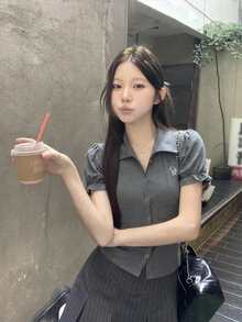DAZY 女款 Polo 領短袖刺繡單排扣時尚 T 恤，學院風夏季校園風 - 灰色 - 查看 4