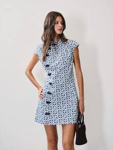 Nöista Váy sườn xám ngắn phong cách Trung Hoa bằng denim với họa tiết hình học xanh trắng và các chi tiết truyền thống như vạt chéo và nút thắt nút Trung Hoa. Phù hợp mặc hàng ngày, đi làm, dự tiệc, đi chơi và lễ hội vào mùa xuân và mùa hè. Là một bộ trang phục thường ngày thoải mái, nó kết hợp vẻ đẹp truyền thống với lối sống đô thị hiện đại. - Màu xanh lam - Xem 1