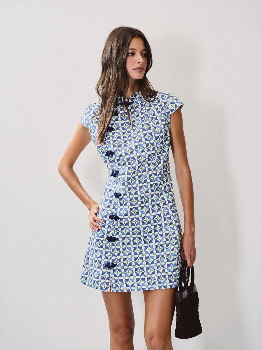 Nöista Váy sườn xám ngắn phong cách Trung Hoa bằng denim với họa tiết hình học xanh trắng và các chi tiết truyền thống như vạt chéo và nút thắt nút Trung Hoa. Phù hợp mặc hàng ngày, đi làm, dự tiệc, đi chơi và lễ hội vào mùa xuân và mùa hè. Là một bộ trang phục thường ngày thoải mái, nó kết hợp vẻ đẹp truyền thống với lối sống đô thị hiện đại. - Màu xanh lam - Xem 1