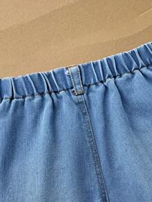 Genkimix Kids Shorts vaqueros casuales para niñas, lavado medio azul, estilo minimalista básico, detalles de pierna desgastados, ajuste recto relajado, dobladillo enrollado, denim de algodón suave, sin estiramiento, adecuado para uso diario, hogar, exterior, fiesta, nueva llegada - Azul - Ver 6