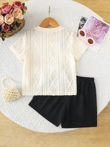 SHEIN 4-7岁女童休闲可爱日常套装，圆领宽松黑色丝带蝴蝶结装饰纹理面料短袖T恤，搭配3D蝴蝶结装饰和松紧腰短裤，适合夏季日常穿着、野餐、郊游、姐妹聚会等场合。 - 黑與白 - 查看 2