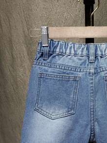 SHEIN 男童牛仔短褲，夏季新品，休閒學院風，淺藍色水洗牛仔色，彈性腰圍破洞毛邊經典牛仔七分褲，百搭街頭風男童膝蓋長短褲，適合日常穿著、上學、通勤、暑假、居家、戶外等多種場合 - 淺色水洗藍 - 查看 7