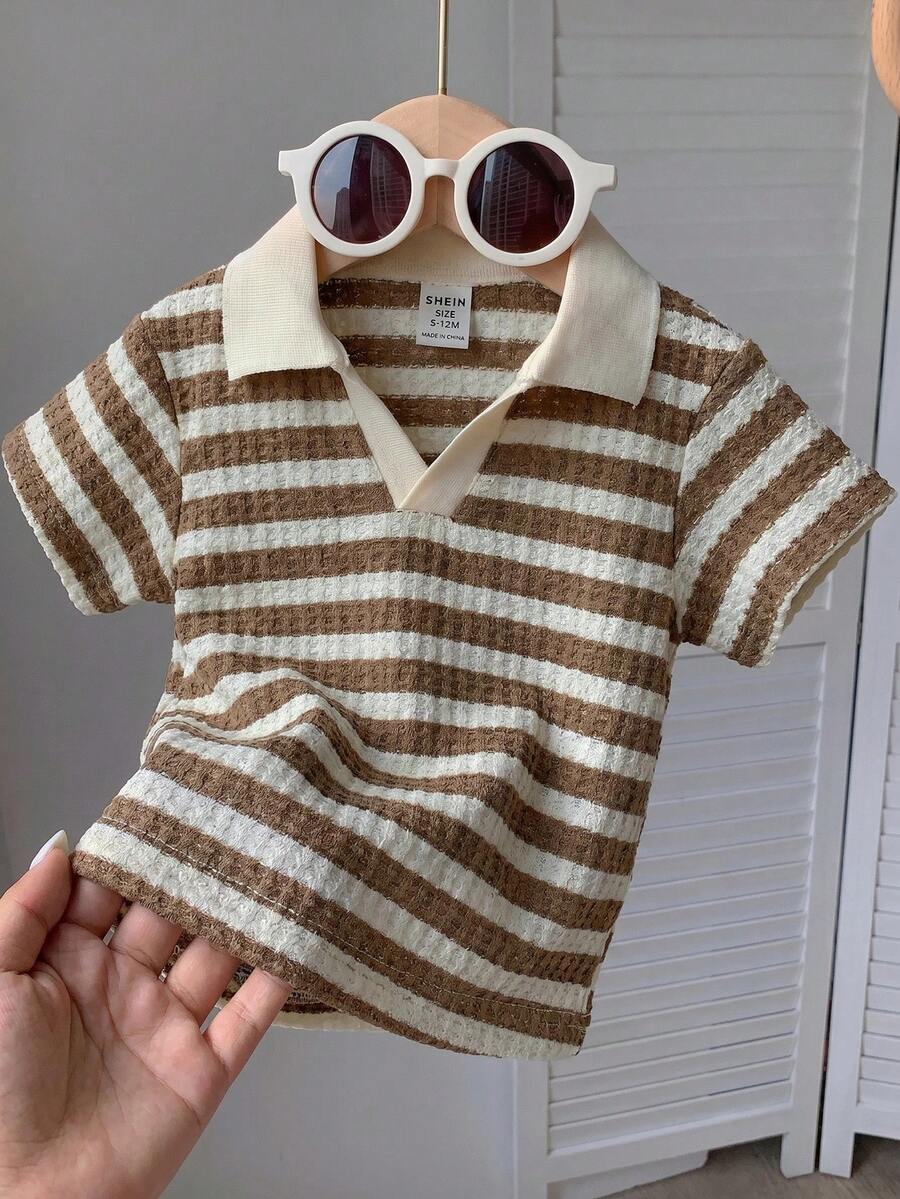 SHEIN LMoss Kids 可爱休闲条纹纹理 Polo 衫,男女宝宝皆宜,适合夏季居家、外出和旅行穿着。 - 彩色 - 查看 1