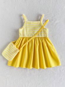 SHEIN Playful Pals 1件女婴夏季黄白条纹针织提花面料甜美清新花卉装饰吊带休闲连衣裙，配有同款斜挎包，宽松A字版型，适合休闲外出、家庭聚会、夏季野餐等场合。 - 黃色 - 查看 3