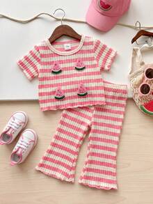 SHEIN Playful Pals 两件套女婴粉白条纹针织华夫格面料套装，西瓜图案圆领短袖T恤+松紧腰喇叭裤，甜美可爱清新休闲韩版时尚套装，适合夏季日常外出、购物、上学、旅行、野餐、公园、游乐园及各种室内外场合。 - 粉色 - 查看 5