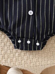 SHEIN Bộ áo liền quần tay dài cổ bẻ kẻ sọc mùa xuân cho bé trai, dáng rộng, thích hợp cho các hoạt động thường ngày, họp mặt gia đình, tiệc sinh nhật lần thứ nhất và chụp ảnh. - Nhiều màu - Xem 6