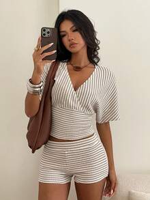 Aloruh Bộ đồ nữ mùa xuân/hè mới gồm áo thun ngắn tay cổ chữ V kẻ sọc và quần short mini ôm sát cạp siêu trễ gợi cảm, trang phục kẻ sọc thích hợp để đi chơi, đi làm, dạo phố, dạo chơi. - Nhiều màu - Xem 3