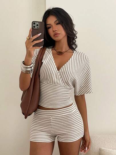 Aloruh Bộ đồ nữ mùa xuân/hè mới gồm áo thun ngắn tay cổ chữ V kẻ sọc và quần short mini ôm sát cạp siêu trễ gợi cảm, trang phục kẻ sọc thích hợp để đi chơi, đi làm, dạo phố, dạo chơi.