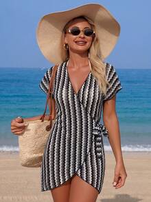 Swim Vcay Cubierta con estampado floral aleatorio de tela texturizada con cuello en V y lazo delantero para mujer, estilo vintage de vacaciones en la playa y fiesta - Blanco y Negro - Ver 3