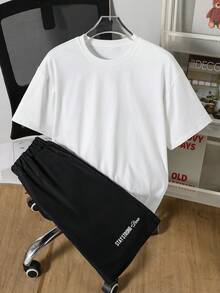 SHEIN 两件套休闲青少年男童印花圆领短袖上衣和松紧腰印花短裤，宽松舒适，适合秋季、春季、夏季日常穿着、通勤、户外、运动、上学、街头、聚会、摄影等场合。 - 黑與白 - 查看 3